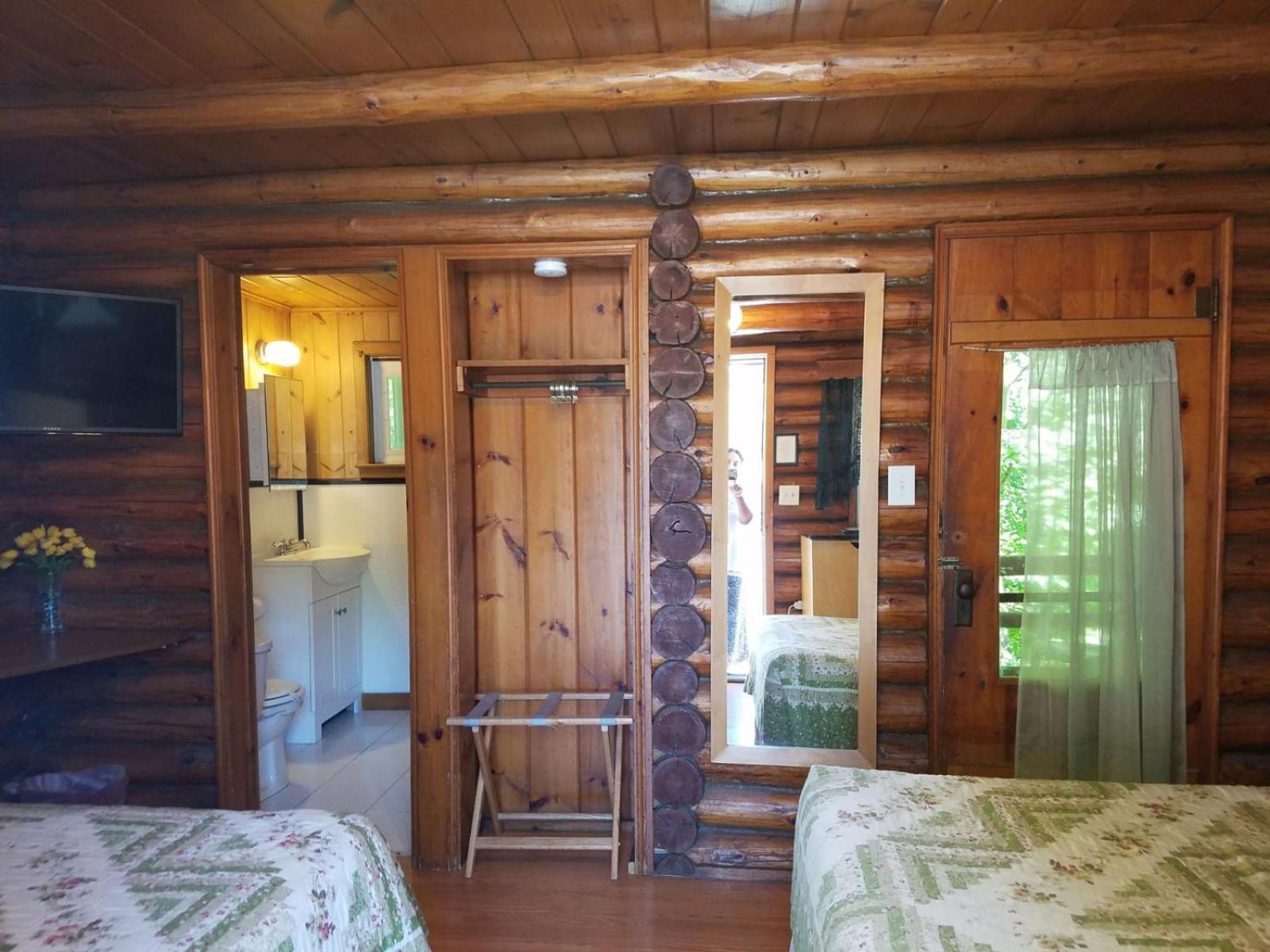 Seven Dwarfs Cabin - On The Brook Cabins เลคจอร์จ ภายนอก รูปภาพ